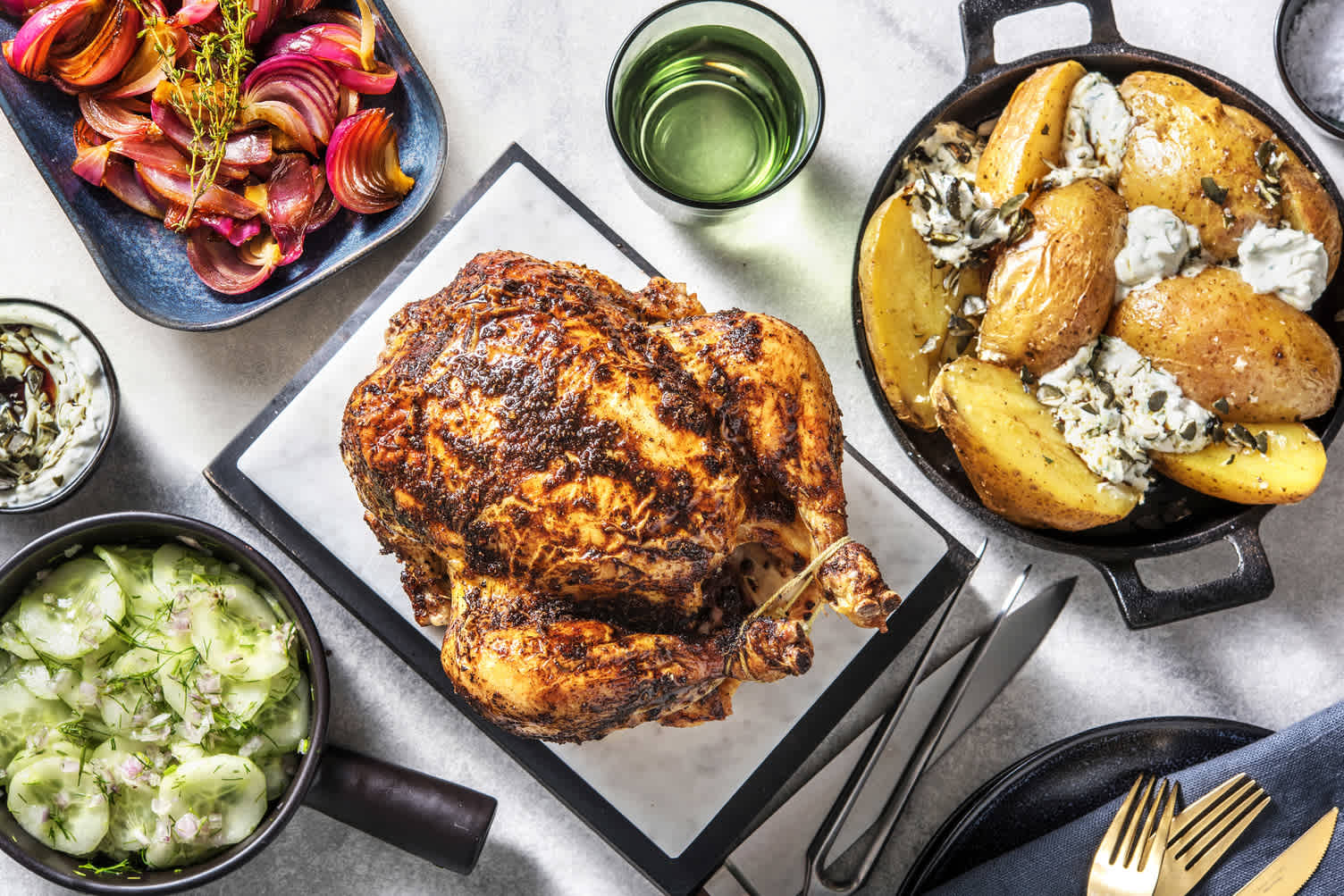 Brathendl mit Ofenkartoffeln und Kürbiskerndip Rezept | HelloFresh