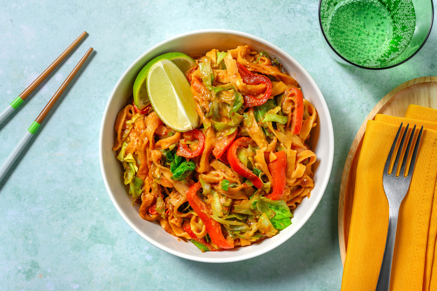 Chili-Nudeln mit Sesam-Erdnuss-Soße Rezept | HelloFresh