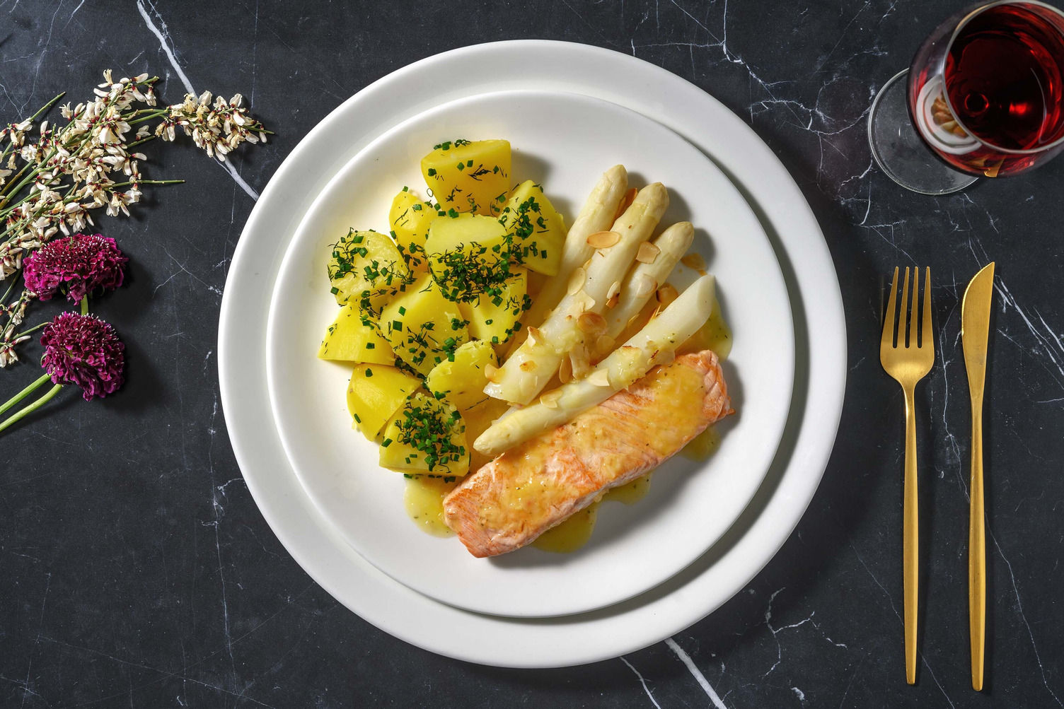 Lachsfilet mit Spargel und Orangen-Butter-Soße Rezept | HelloFresh