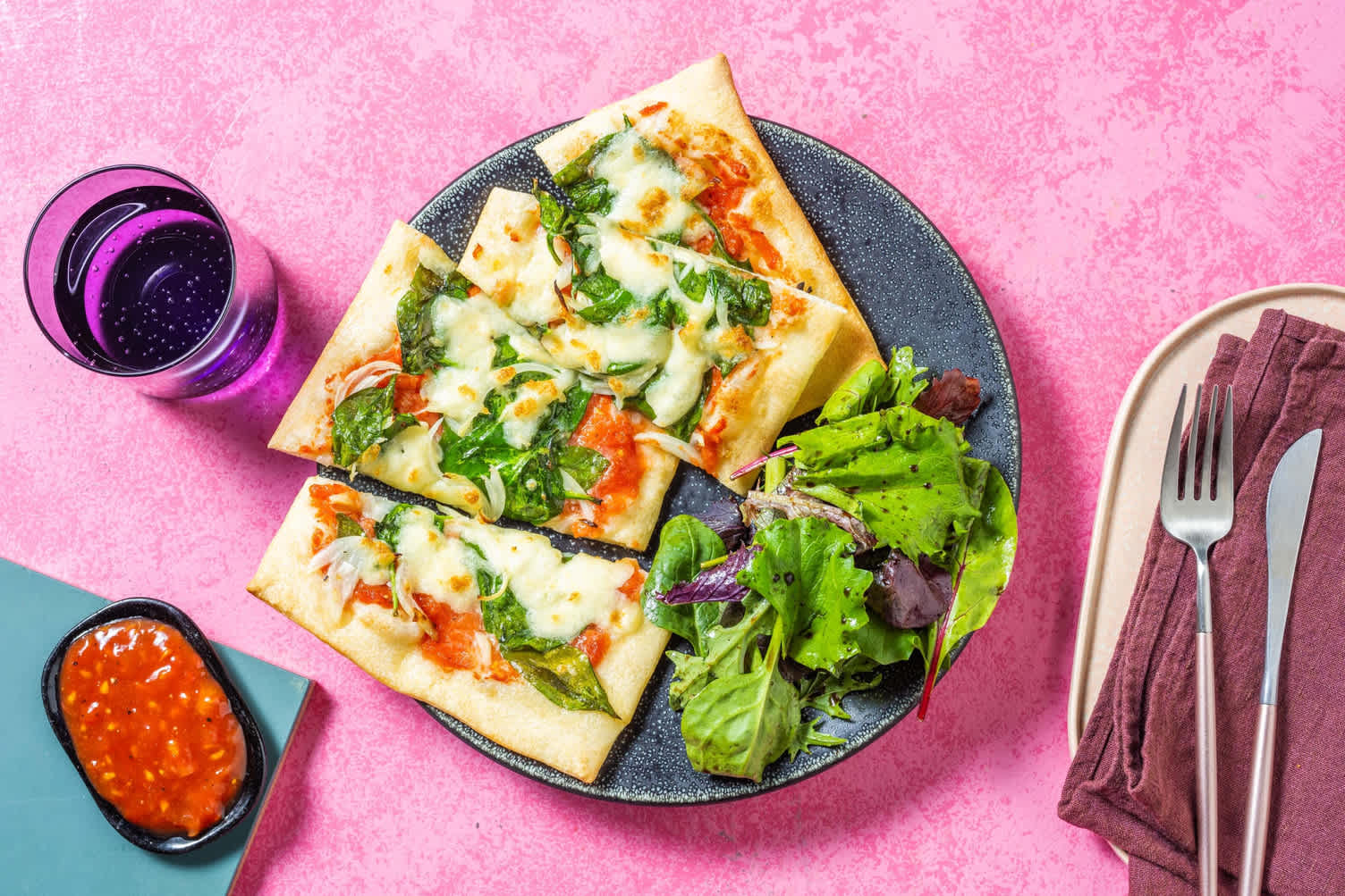 Sauerteig Pinsa mit Blattspinat &amp; Tomatendip Rezept | HelloFresh