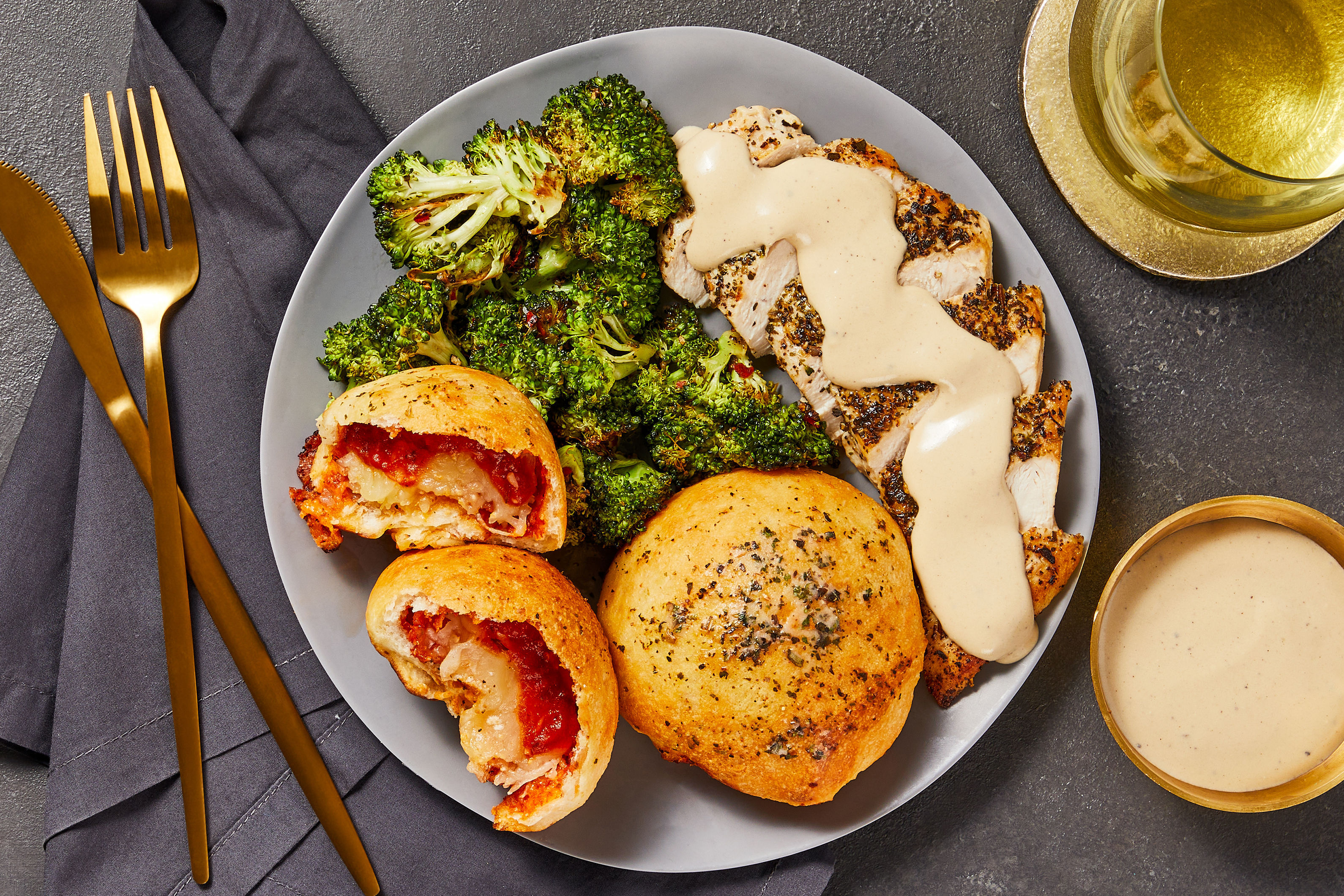 ぺろろんちーの Herby Alfredo Chicken & Pizza Rolls Recipe | HelloFresh
