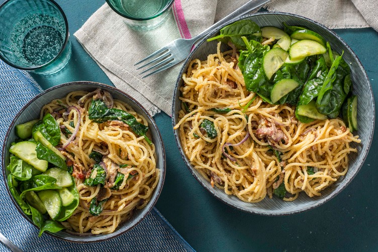 Spaghetti carbonara med bacon och spenatsallad Recept | HelloFresh