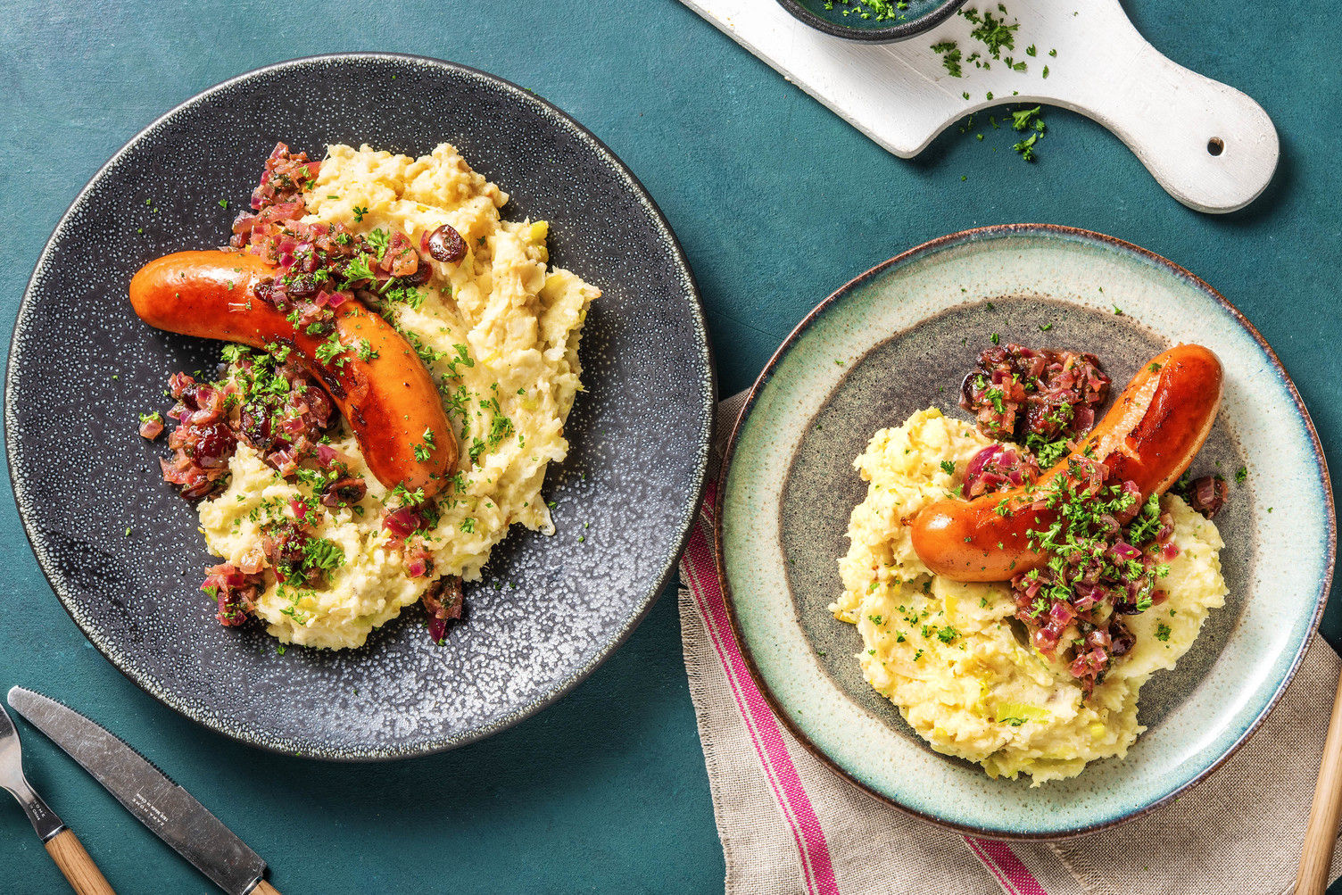 Bangers & mash med en twist, tranbärssås och persilja Recept HelloFresh