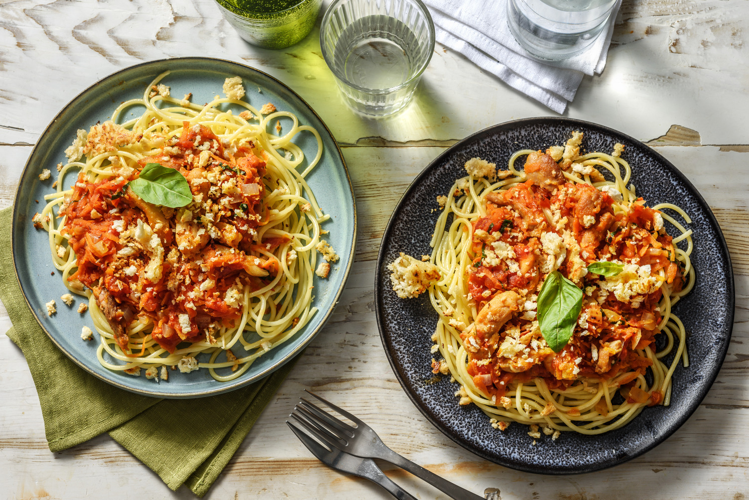 Kyckling i tomatsås med spaghetti, pangrattato och basilika Recept |  HelloFresh