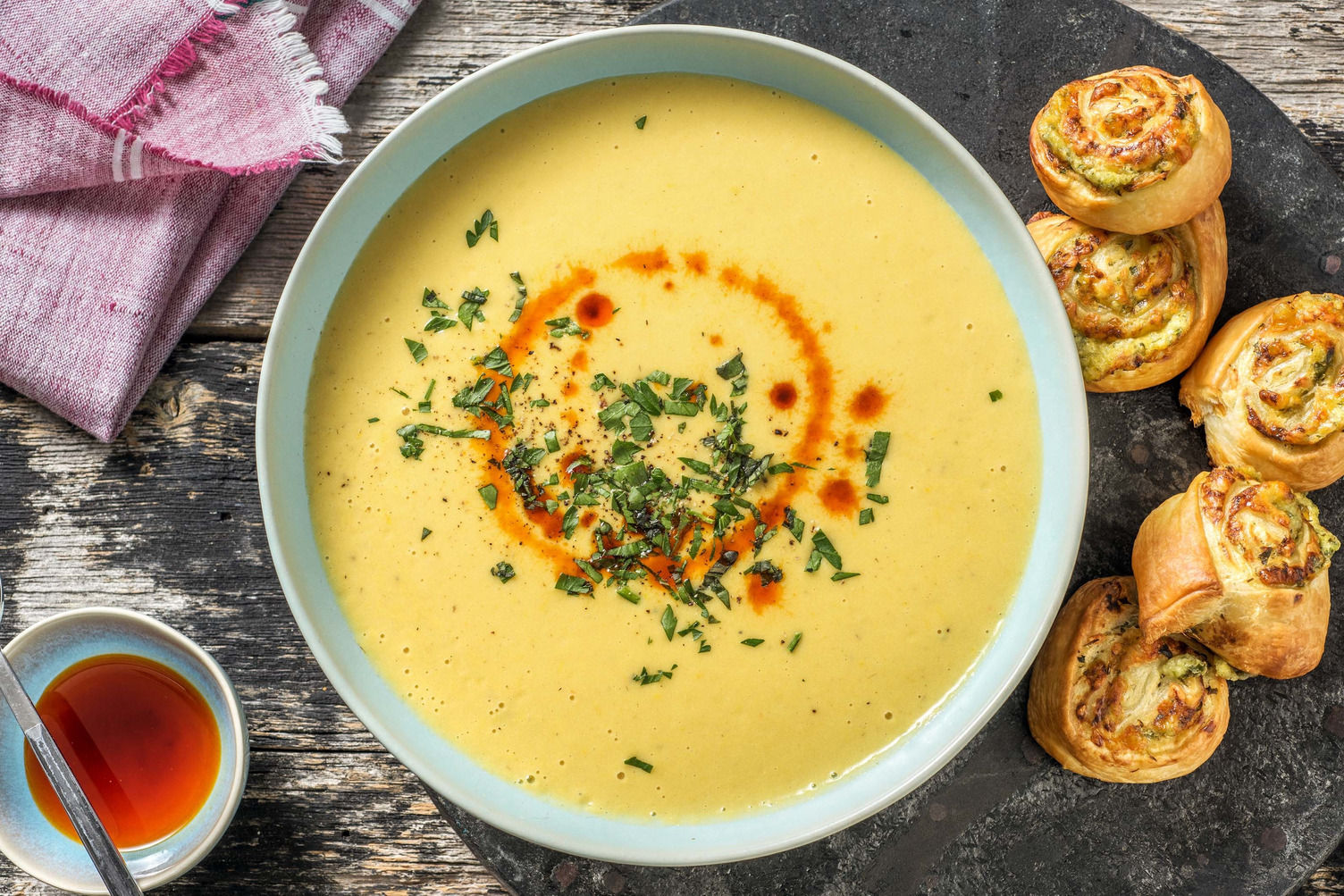 Gelbe Paprikasuppe mit Basilikumschnecken Rezept | HelloFresh