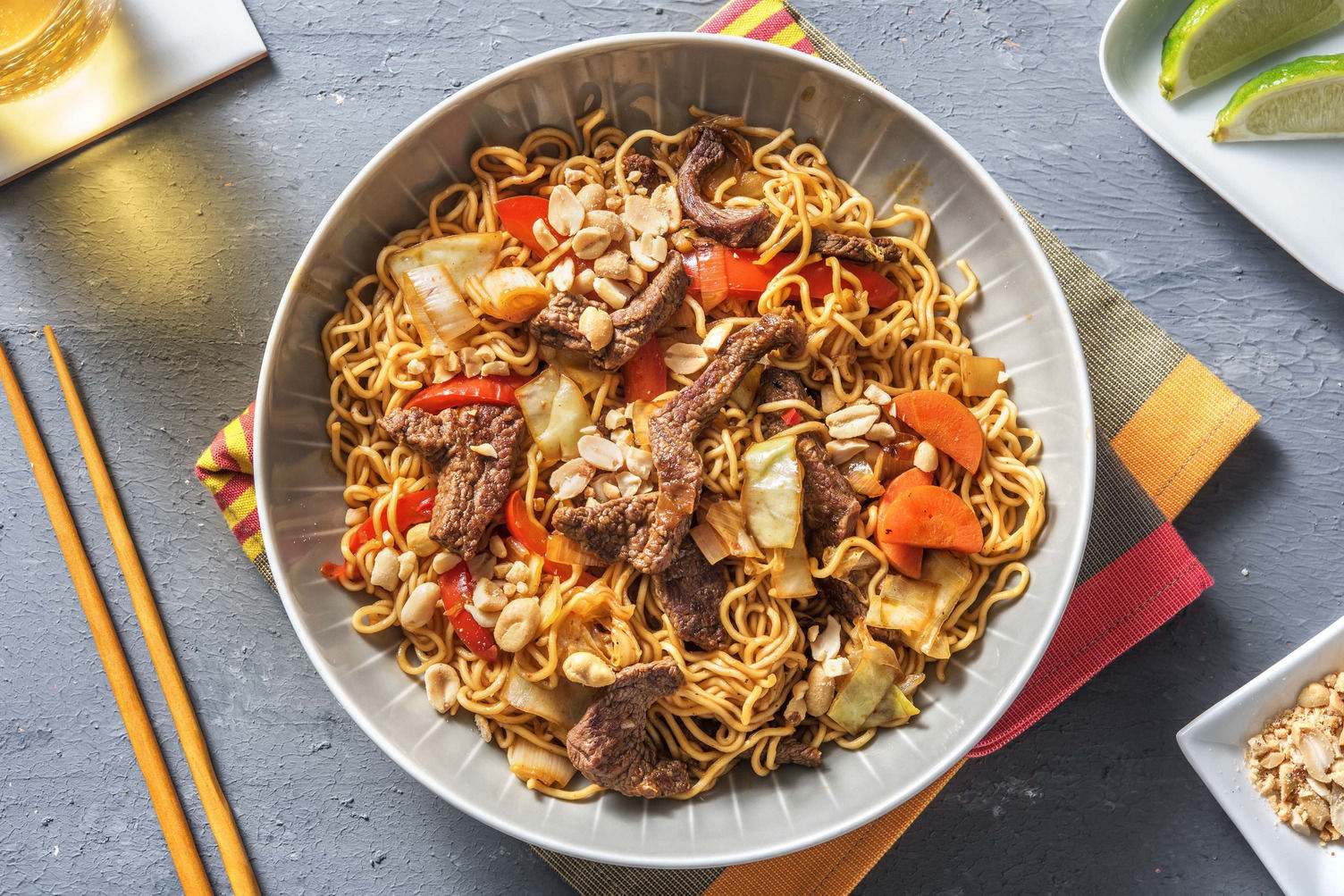 Nouilles sautées au boeuf & sauce chili douce Recette | HelloFresh