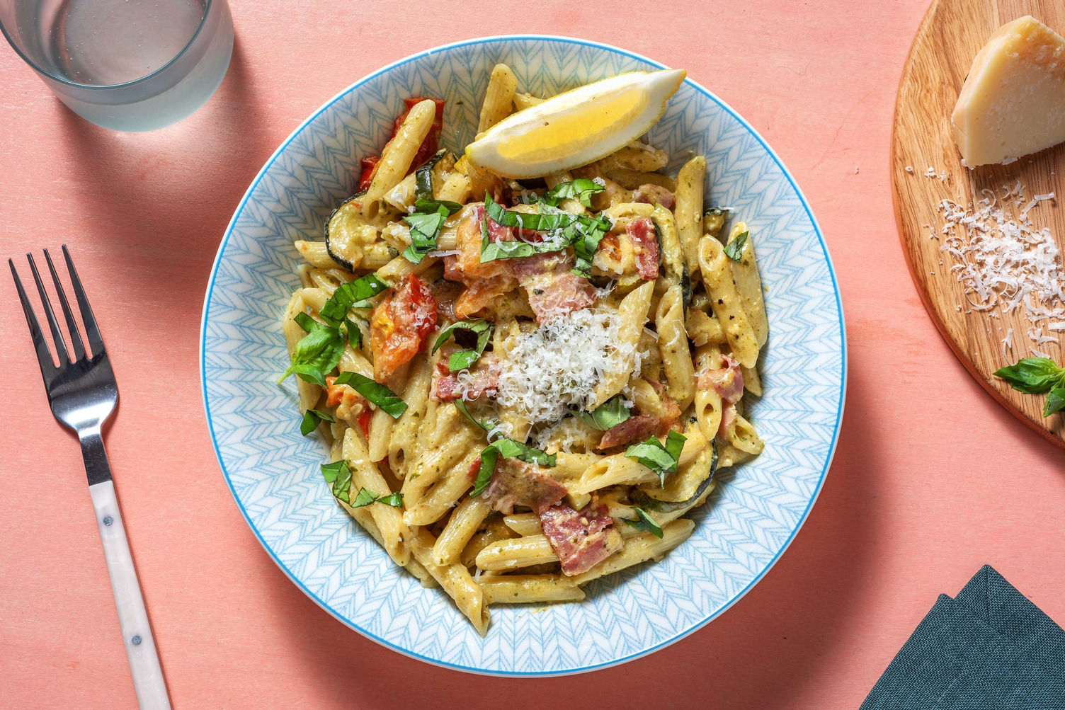 Penne med krämig pesto, tomat och zucchini Recept HelloFresh