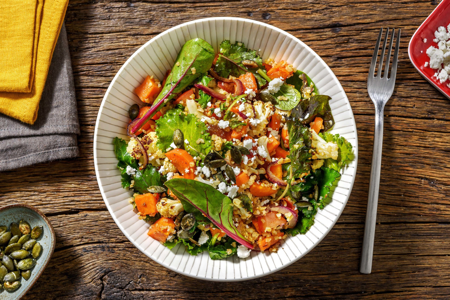 Recette pour Bowl de quinoa au chou-fleur rôti, salade de chou rouge et  feta