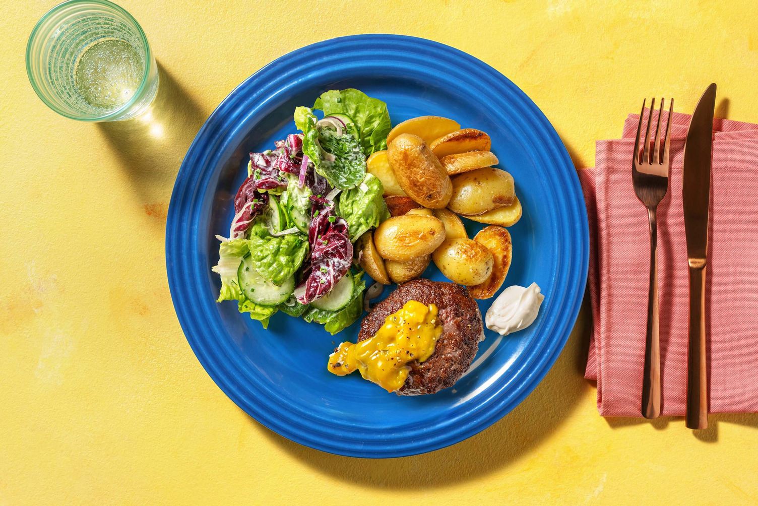 Runderburger met piccalilly Recept | HelloFresh