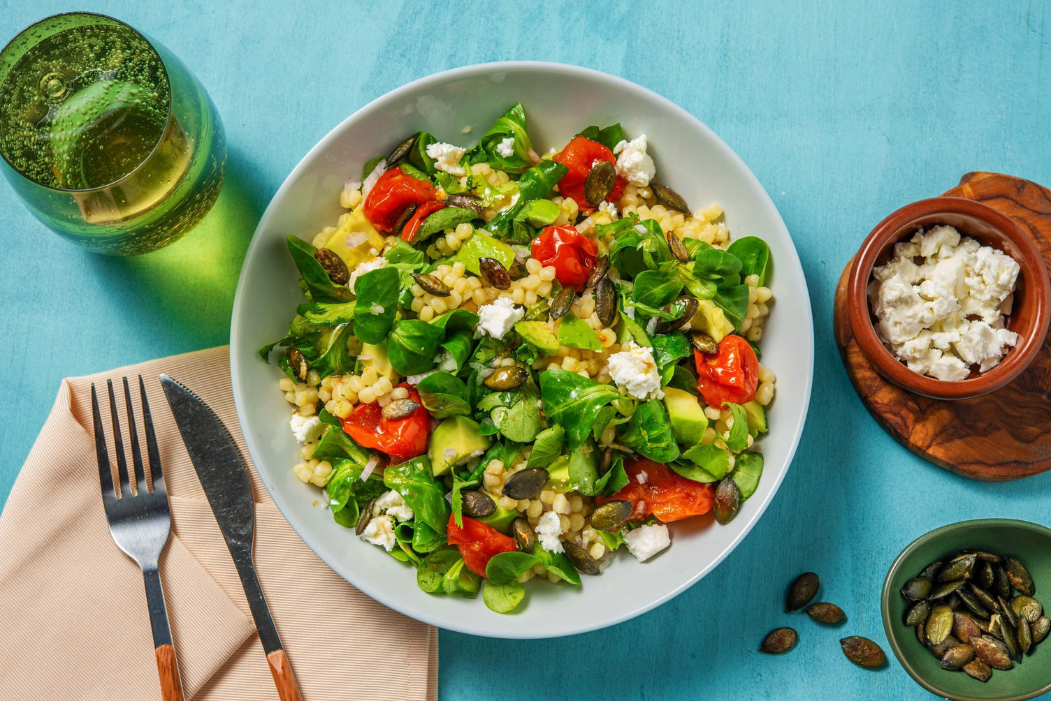 Salade de couscous perlé, crudités & dip d'avocat Recette HelloFresh