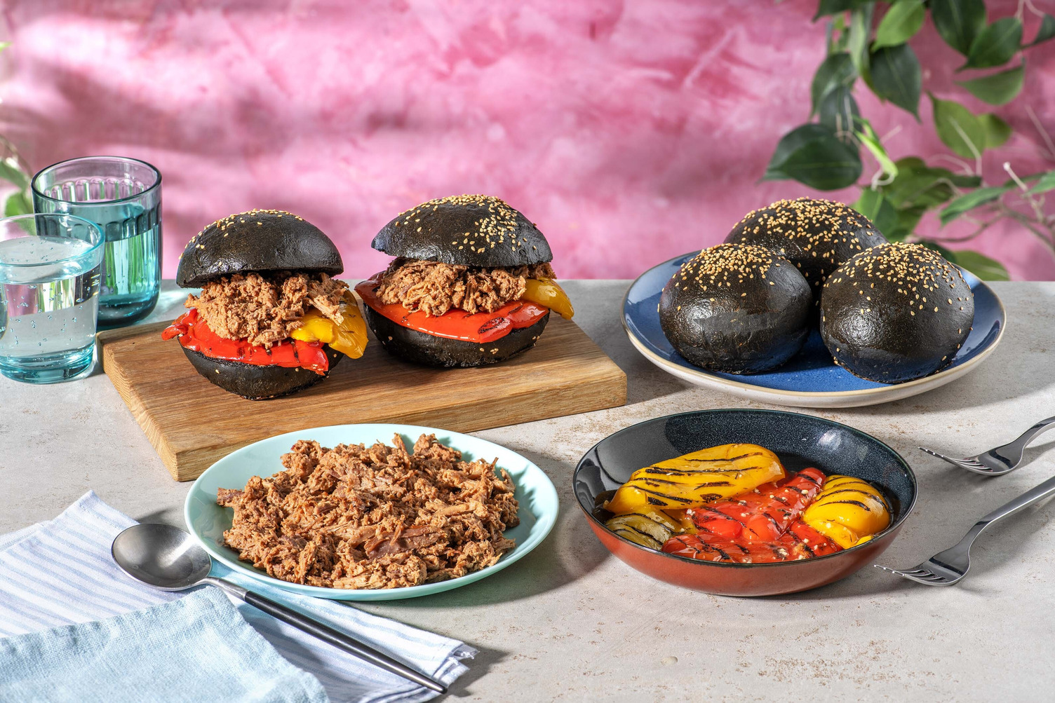 Pimp your Burger!: Black Buns, Pulled Beef &amp; gegrillte Paprika Rezept ...