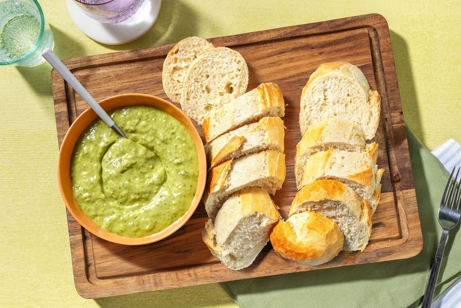 Baguette et dip de pesto Recette HelloFresh