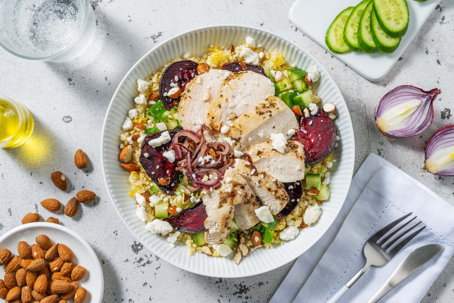 Salade de boulgour, poulet, fromage Suisse et légumes