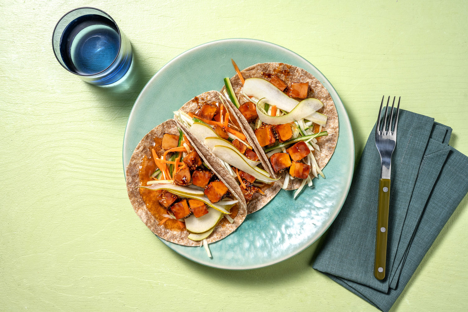 Wraps au blé complet garnis de tofu mariné et chutney de mangue Recette HelloFresh