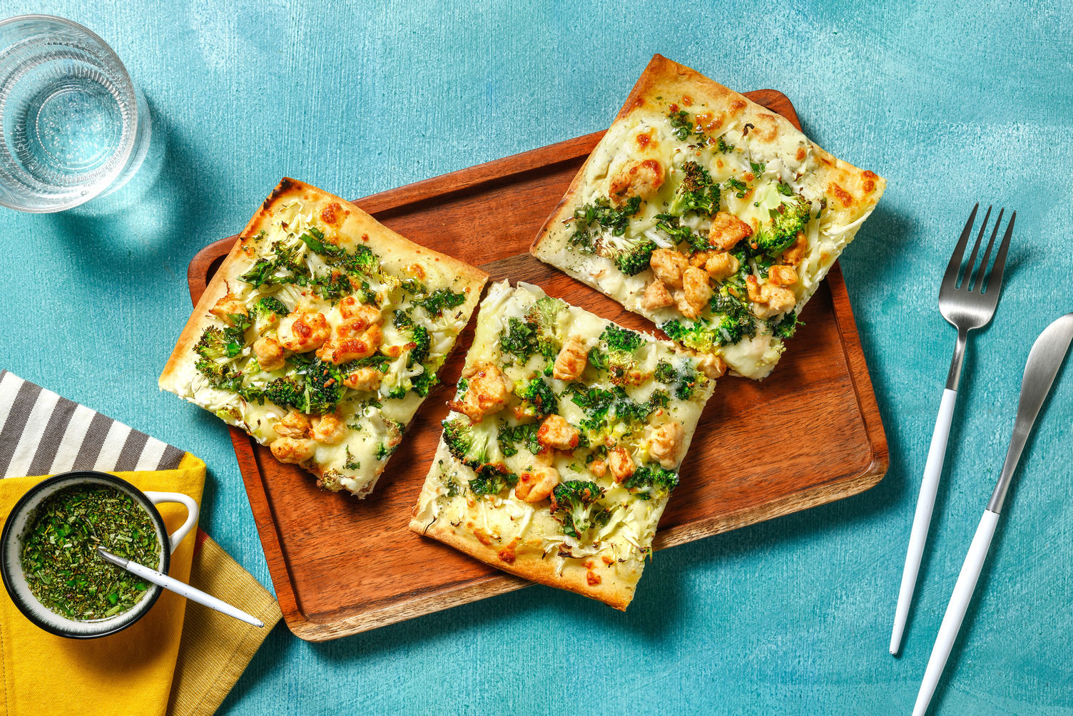 Pizza bianca met kip, kruidenroomkaas en broccoli Recept HelloFresh