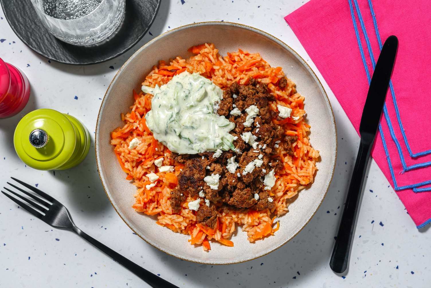 Mezze Rinderhackpfanne auf Tomatenreis Rezept | HelloFresh