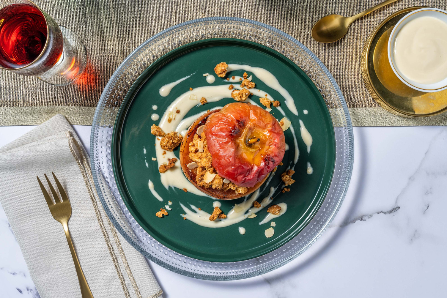 Bratapfel mit selbst gemachter Vanillesoße und Marzipanfüllung Rezept ...