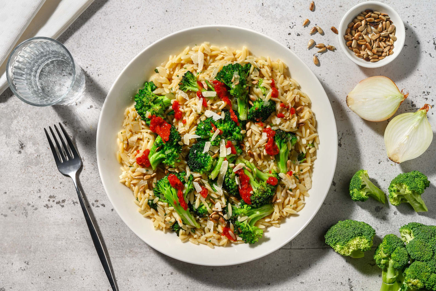 Orzo met broccoli, pecorino en harissa Recept HelloFresh
