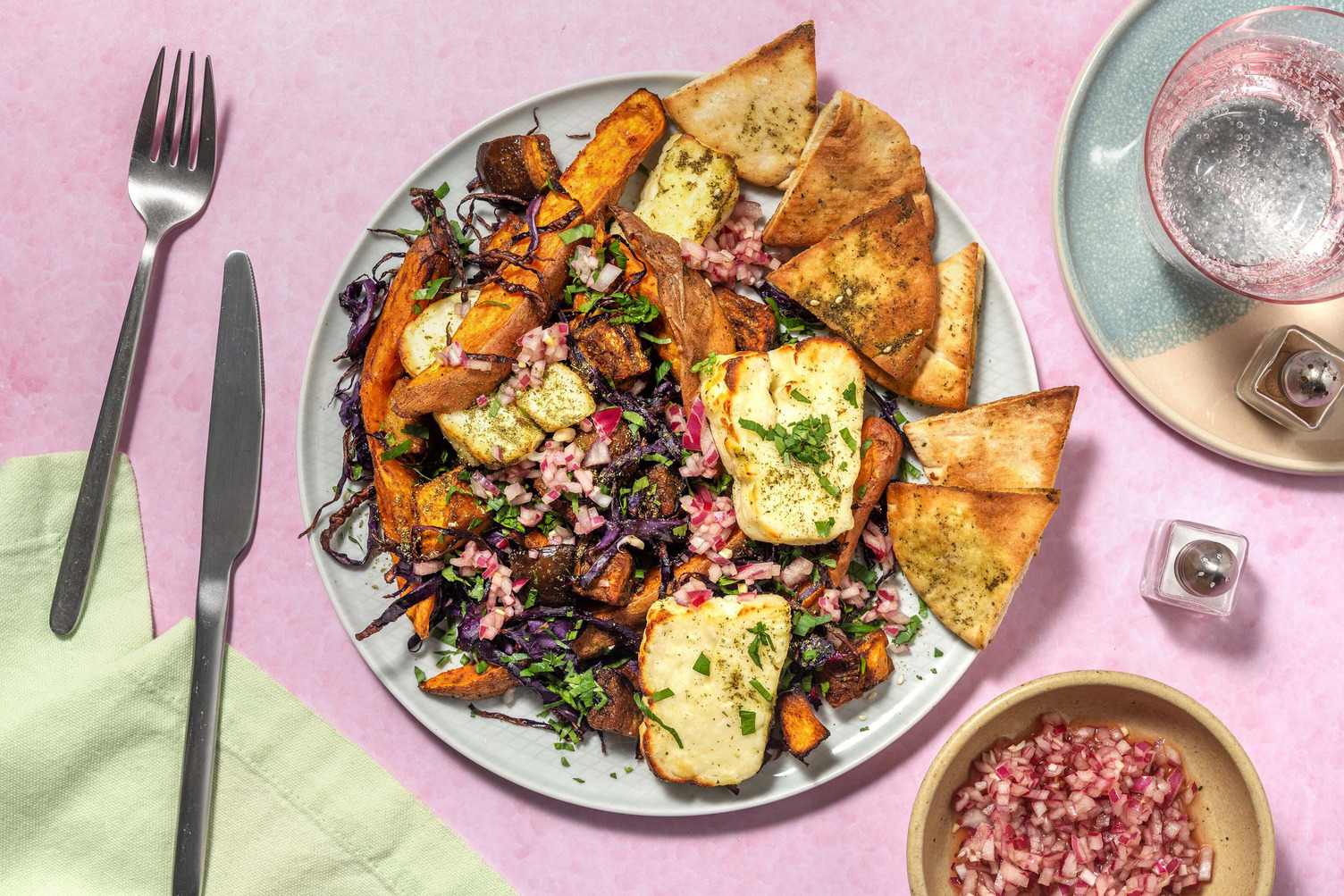 Légumes rôtis, fromage à griller grec et oignon rouge mariné Recette