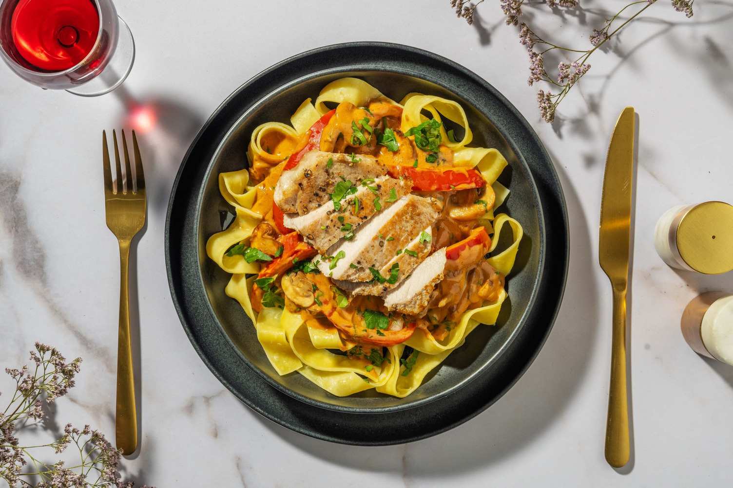 Luxe verse pappardelle met varkenshaas stroganoff Recept | HelloFresh