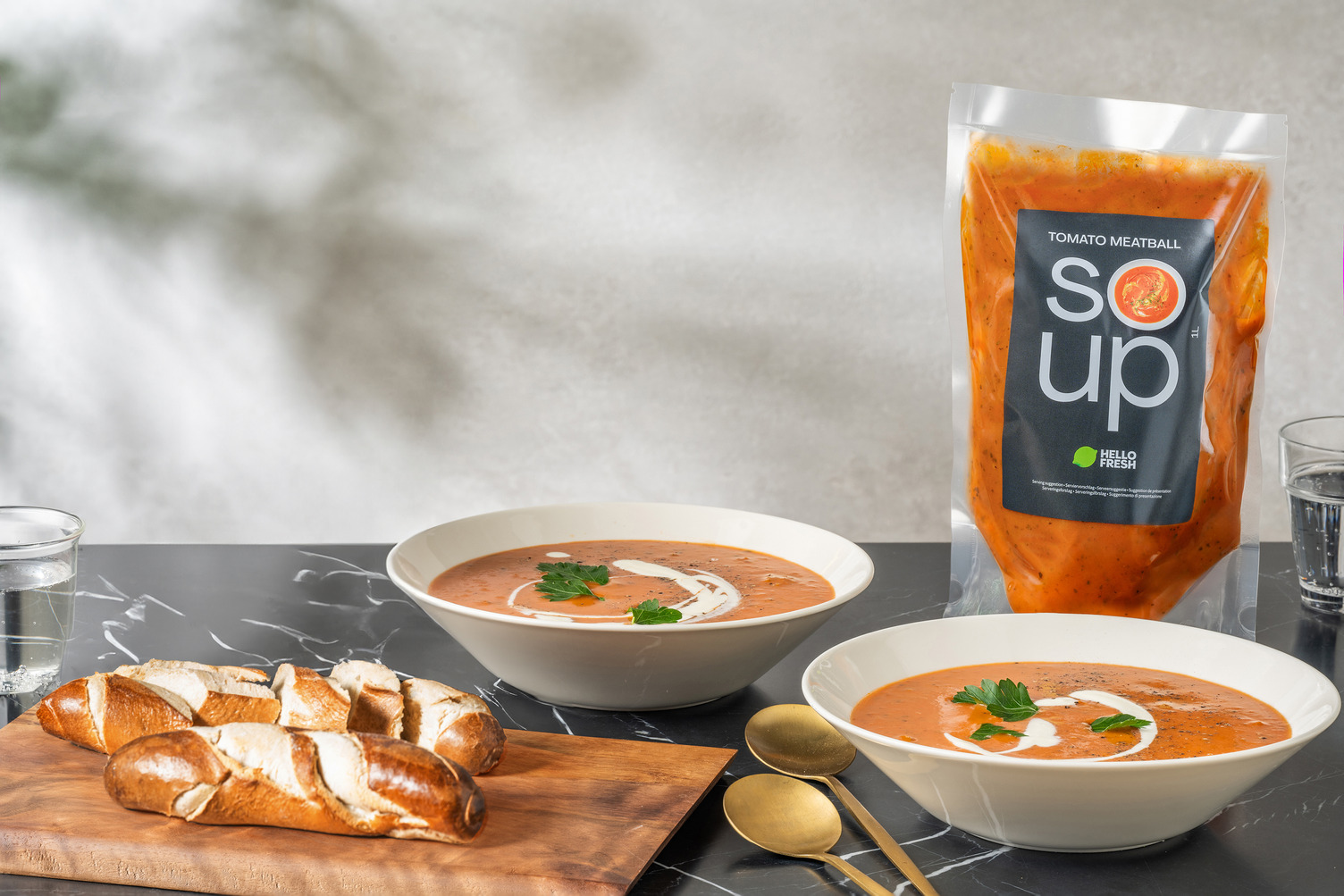 Deftige Suppenpause mit Laugenstangen Rezept | HelloFresh