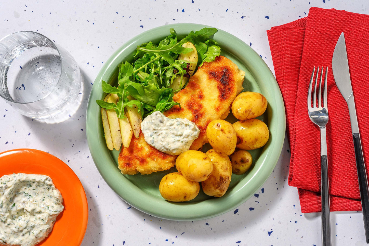 Paneret svinekød og kapers-crème fraiche | HelloFresh