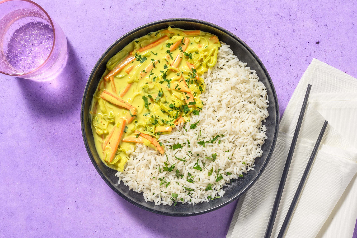 Mildes Hähnchencurry mit Kräuterreis Rezept | HelloFresh