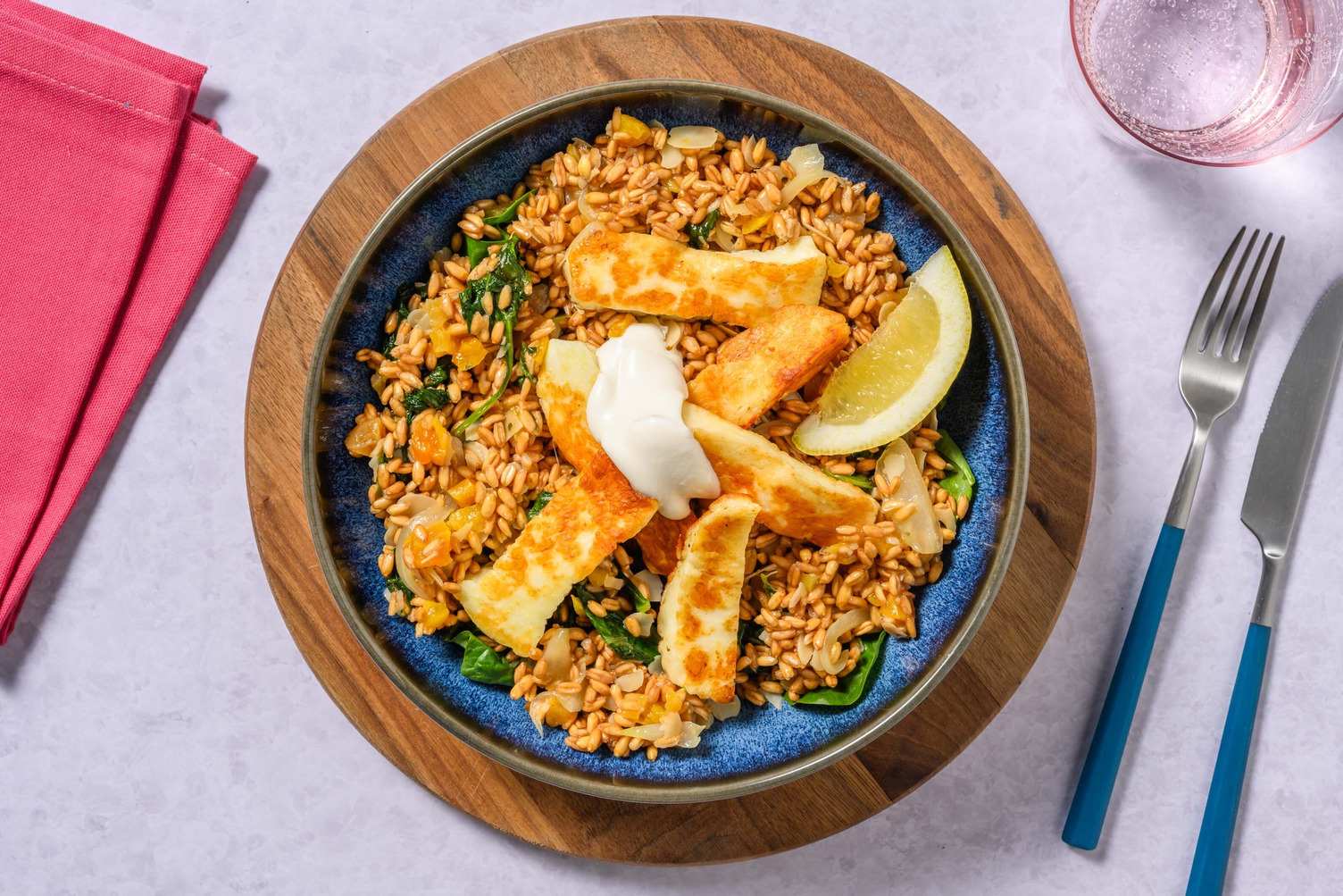 Dinkel-Aprikosen-Pilaw mit Grillkäsesticks Rezept | HelloFresh