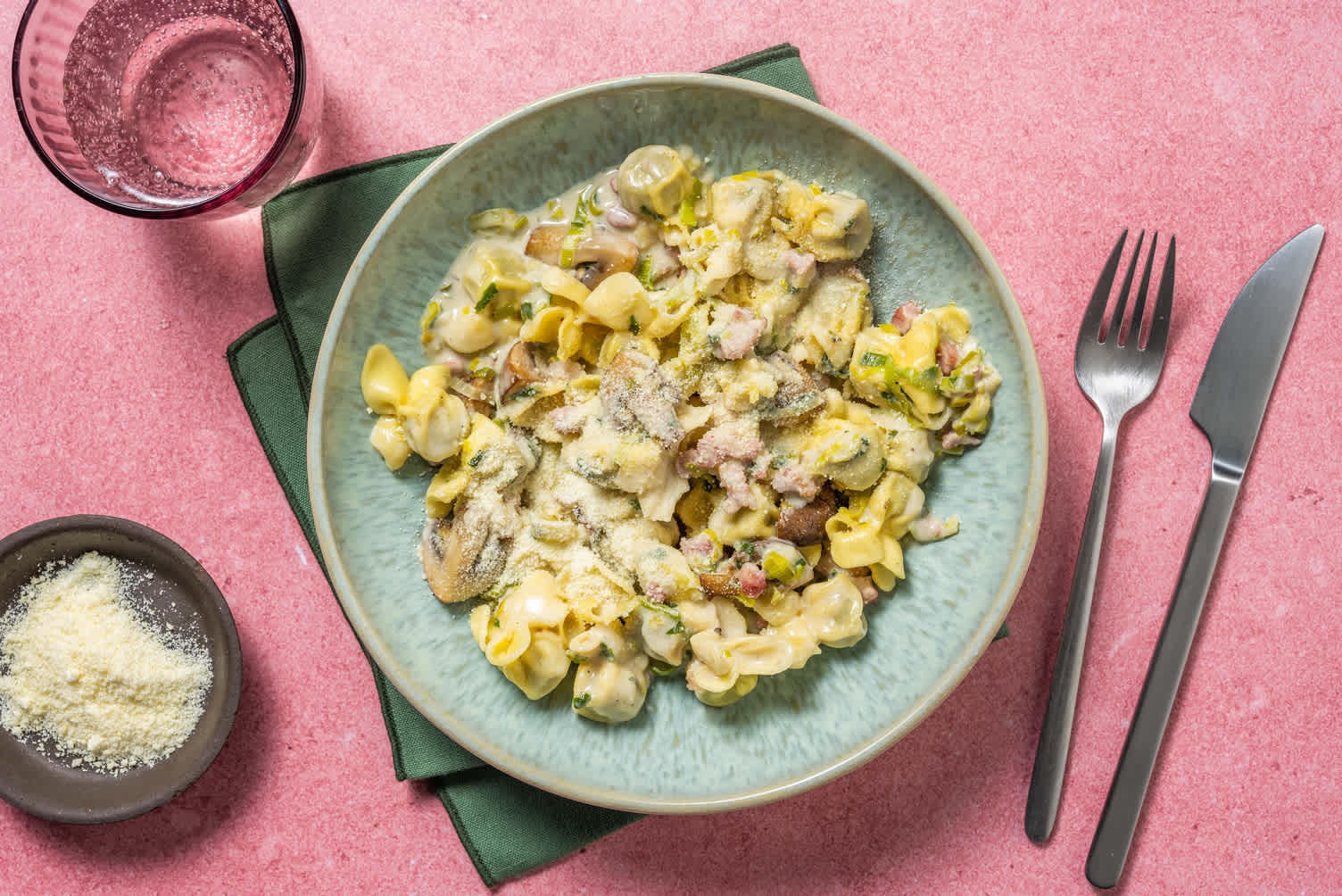 Pilzfiorelli mit Speck und Basilikumrahm Rezept | HelloFresh