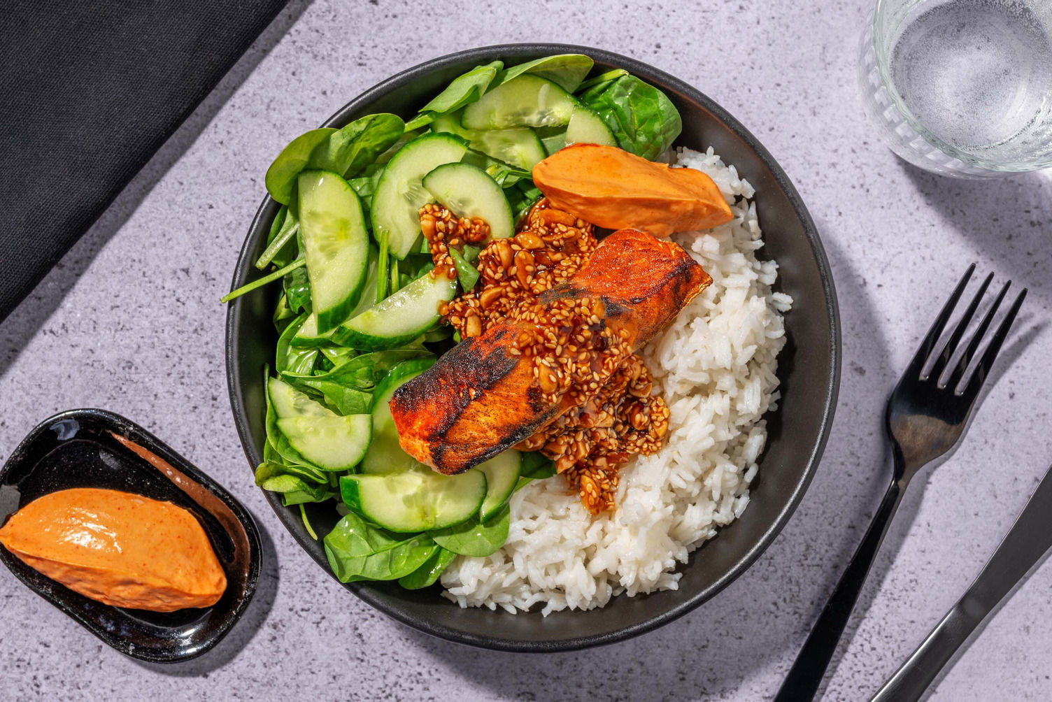 Stegt cajunlaks og crunchy topping HelloFresh