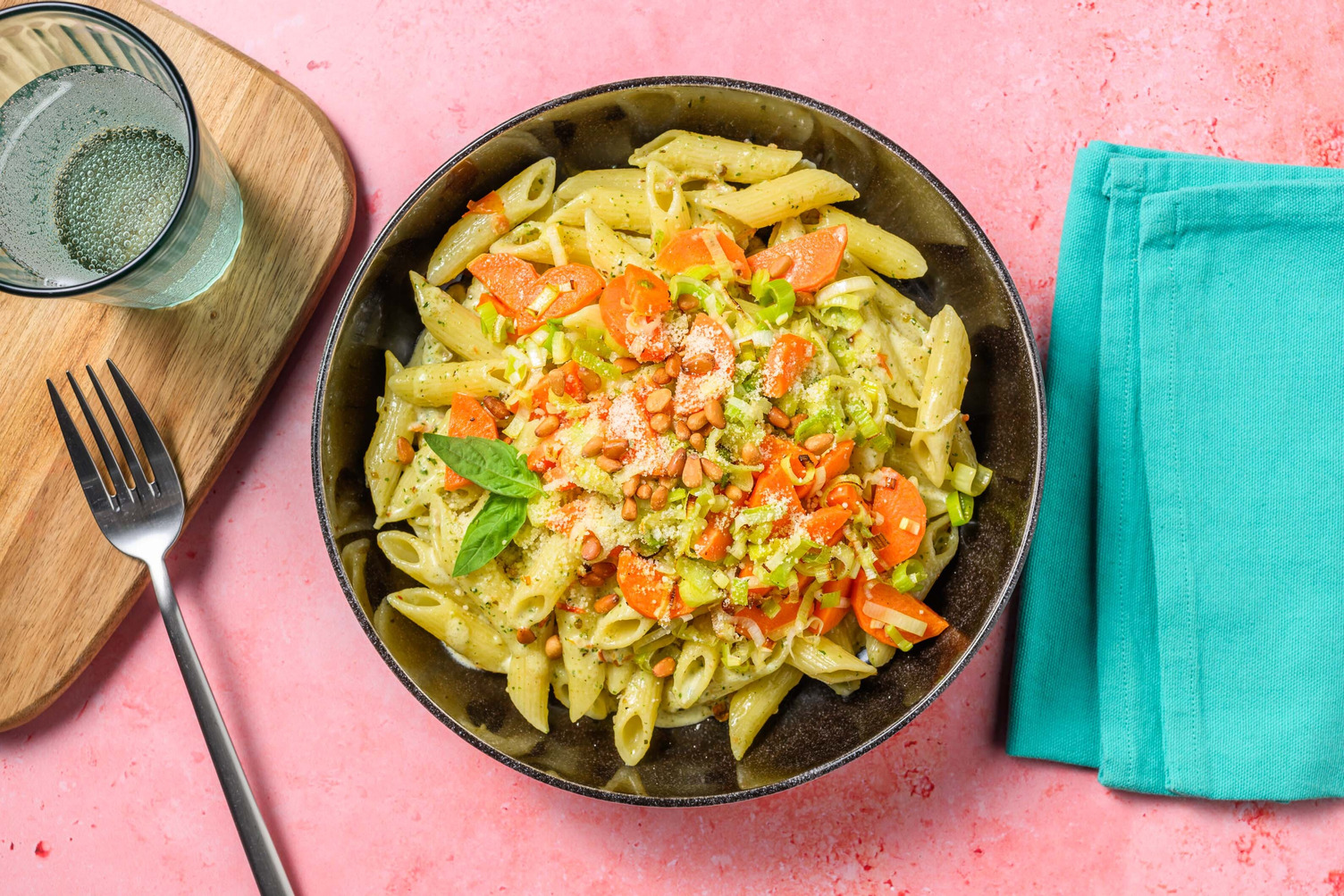 Penne mit Basilikumsoße und Ofengemüse Rezept | HelloFresh