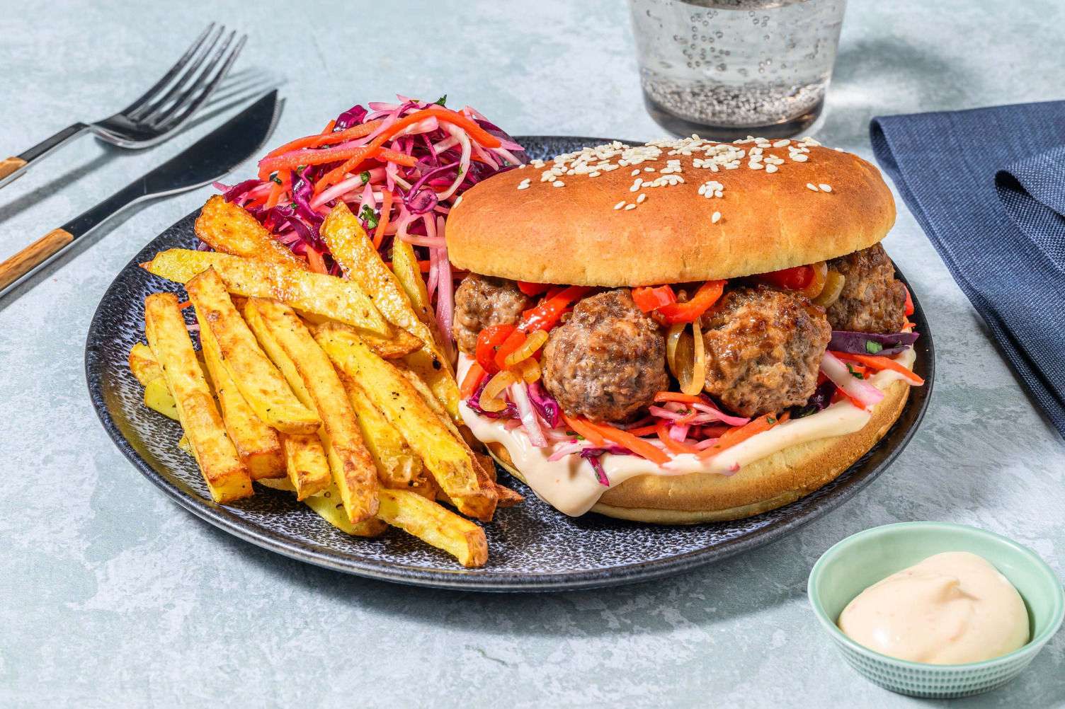Burger aux boulettes de viandes assaisonnées à la thaï et frites maison