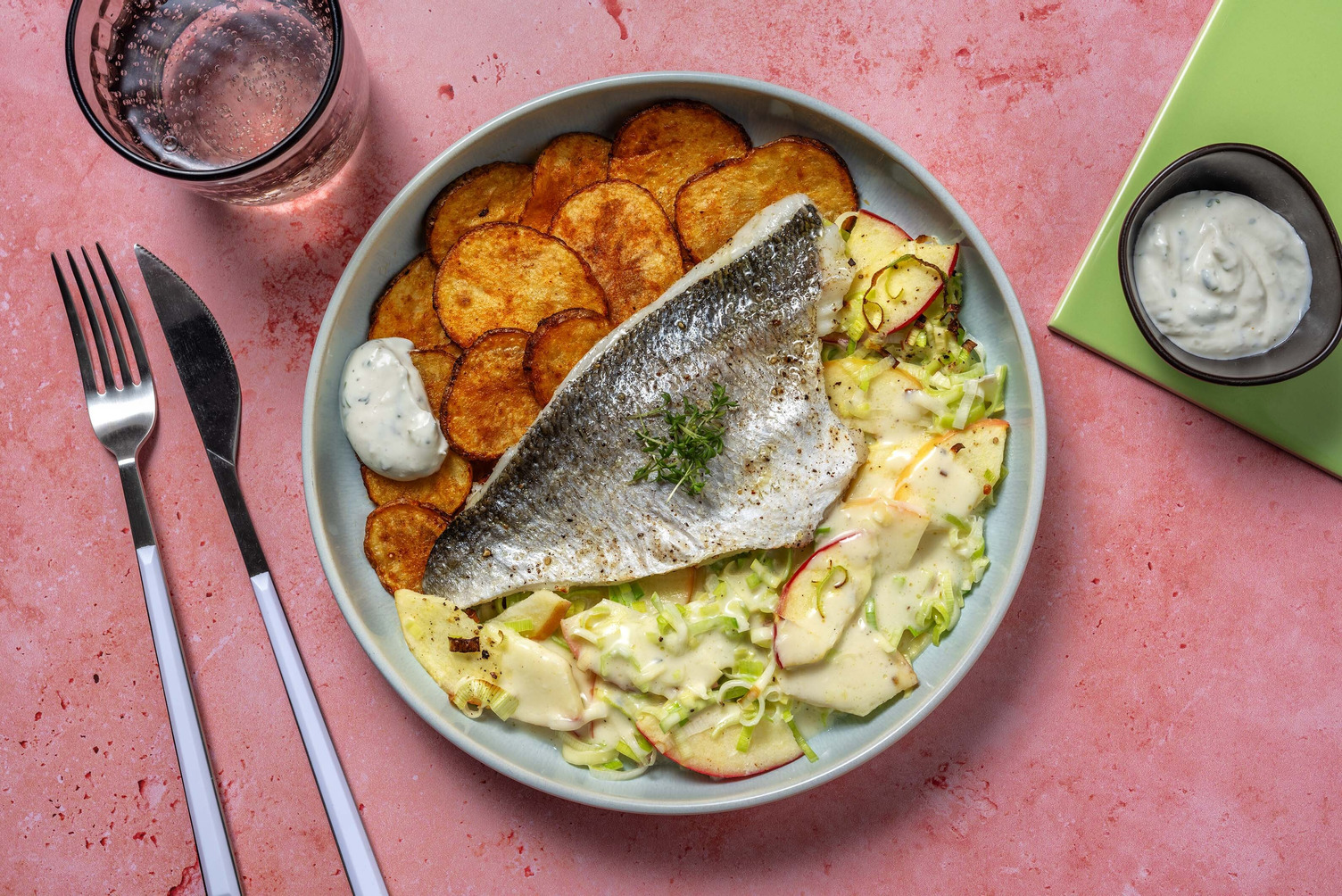 Dorade aus dem Ofen auf Apfel-Porree-Bett Rezept | HelloFresh