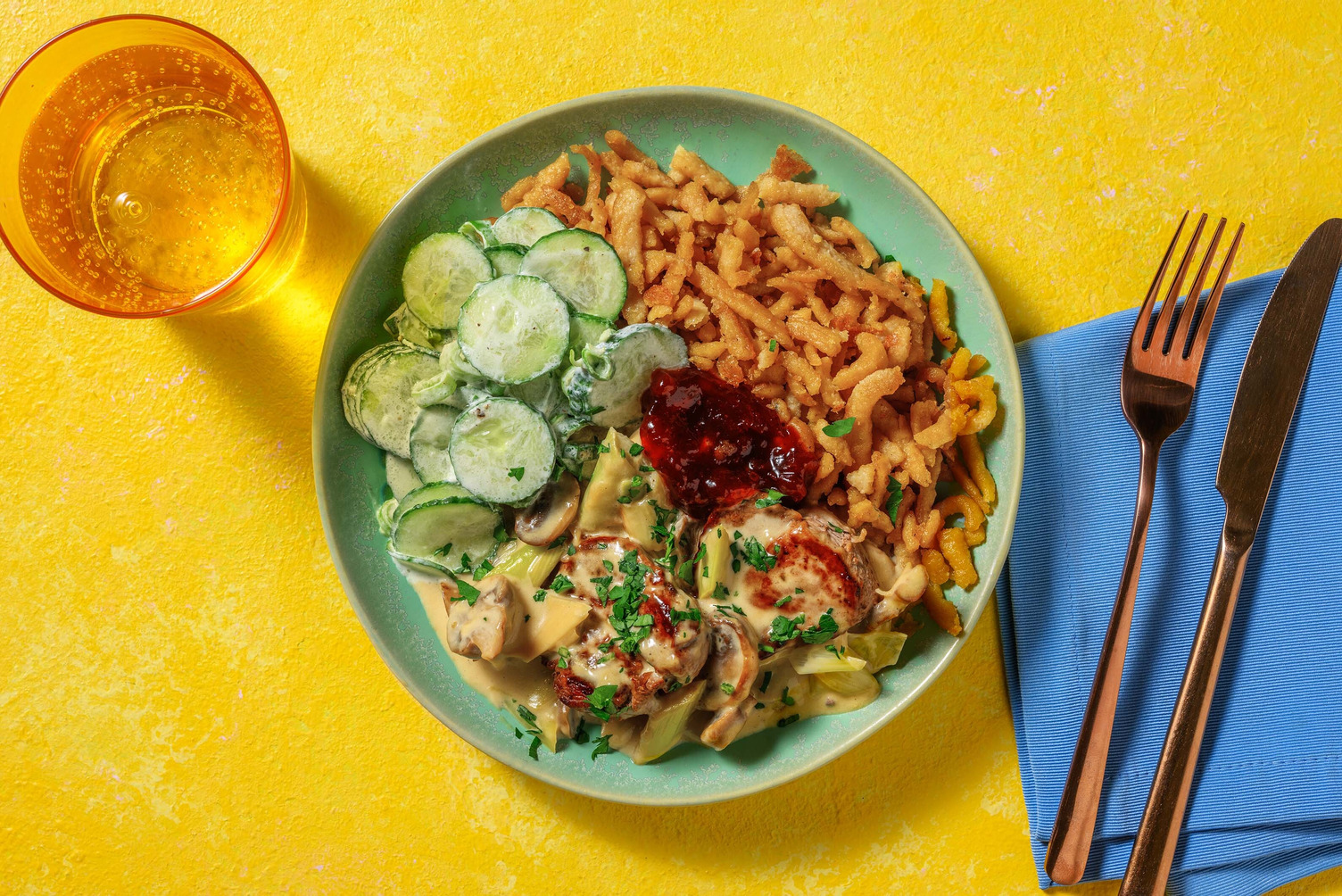 Schweinemedaillons mit Haselnussspätzle Rezept | HelloFresh