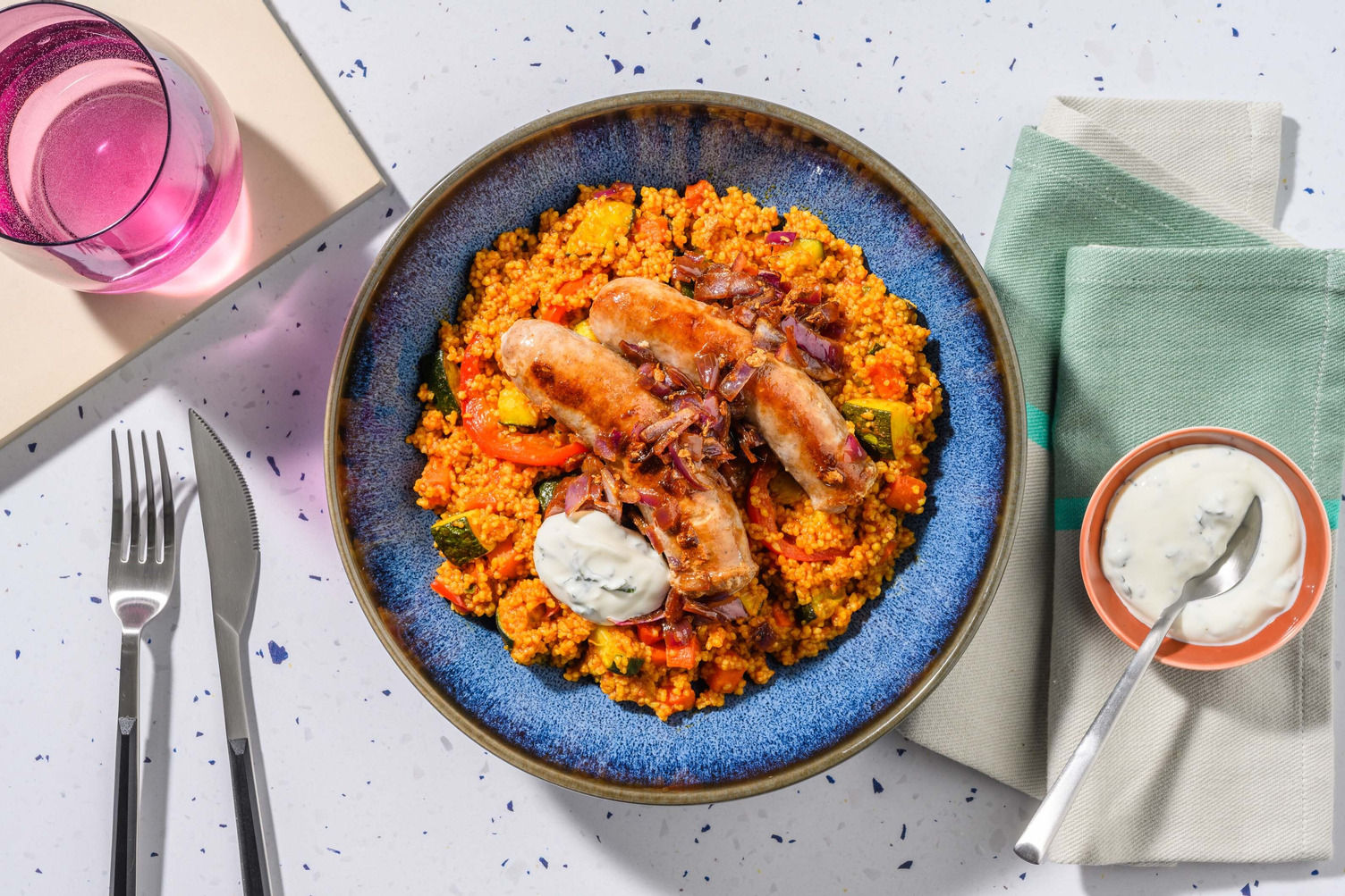 Varkensworstjes met gekruide tomatencouscous Recept | HelloFresh