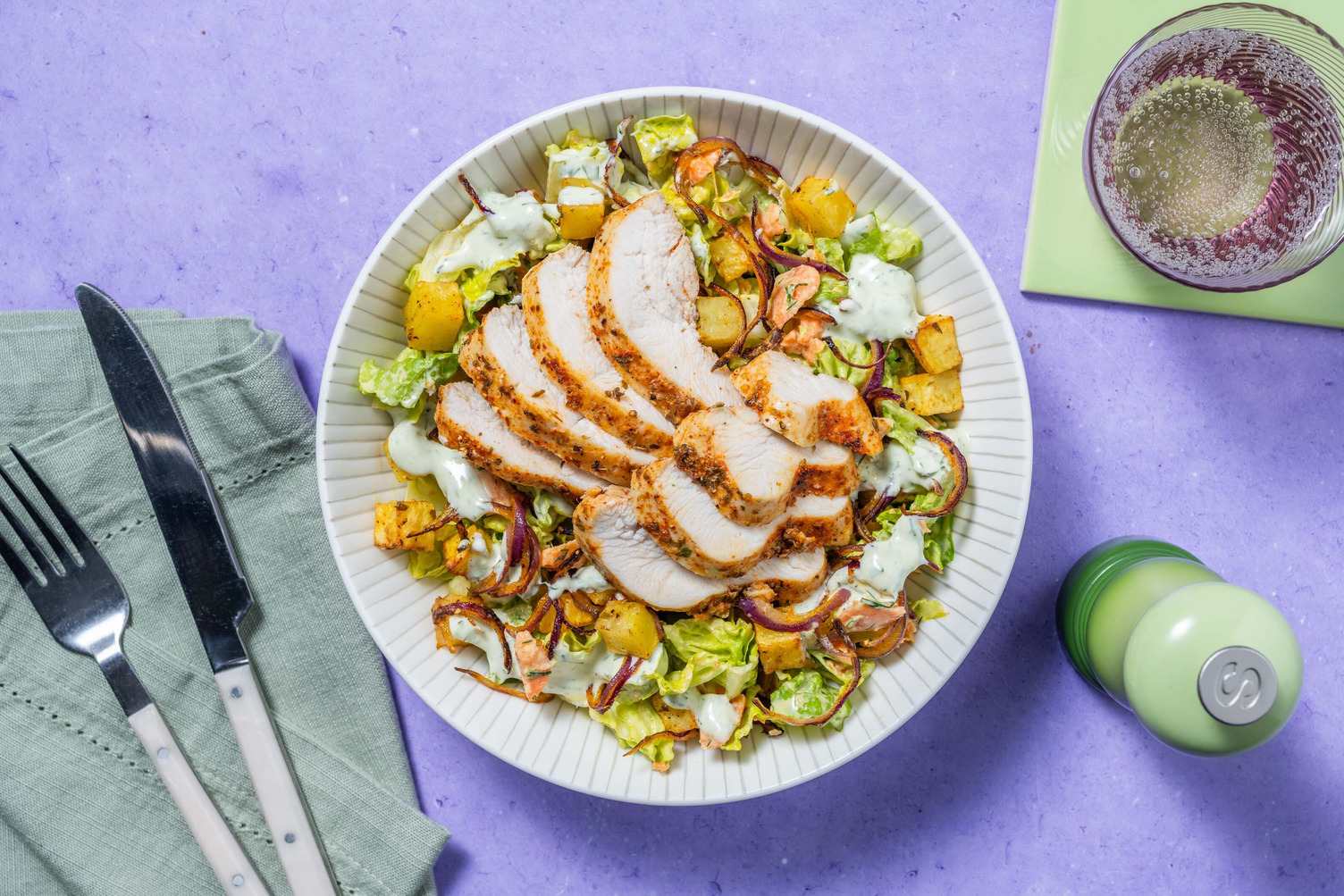 Souflaki-Hähnchen-Salat mit Kartoffelwürfeln Rezept | HelloFresh