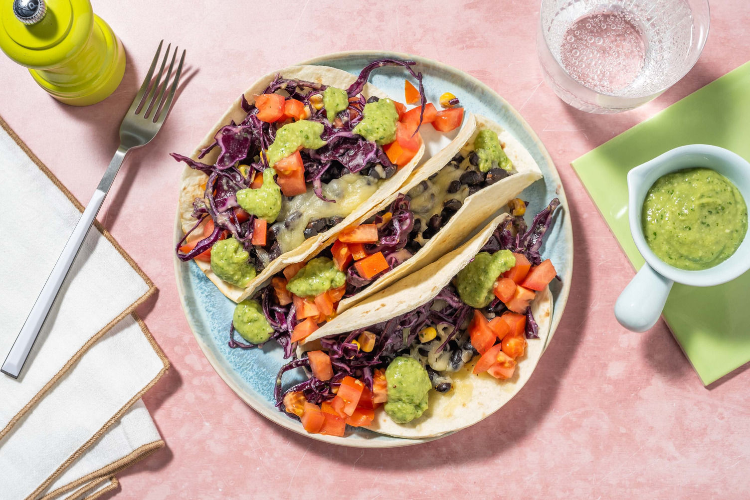 Tacos aux haricots noirs avec une salsa crémeuse à l'avocat Recette