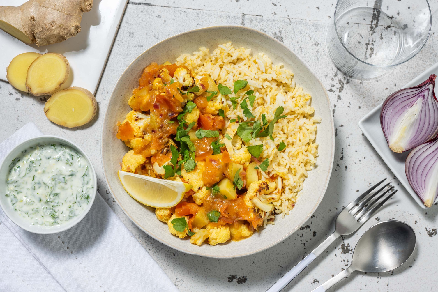 Alu Gobhi! Blumenkohl-Kurkuma-Curry mit Reis Rezept | HelloFresh