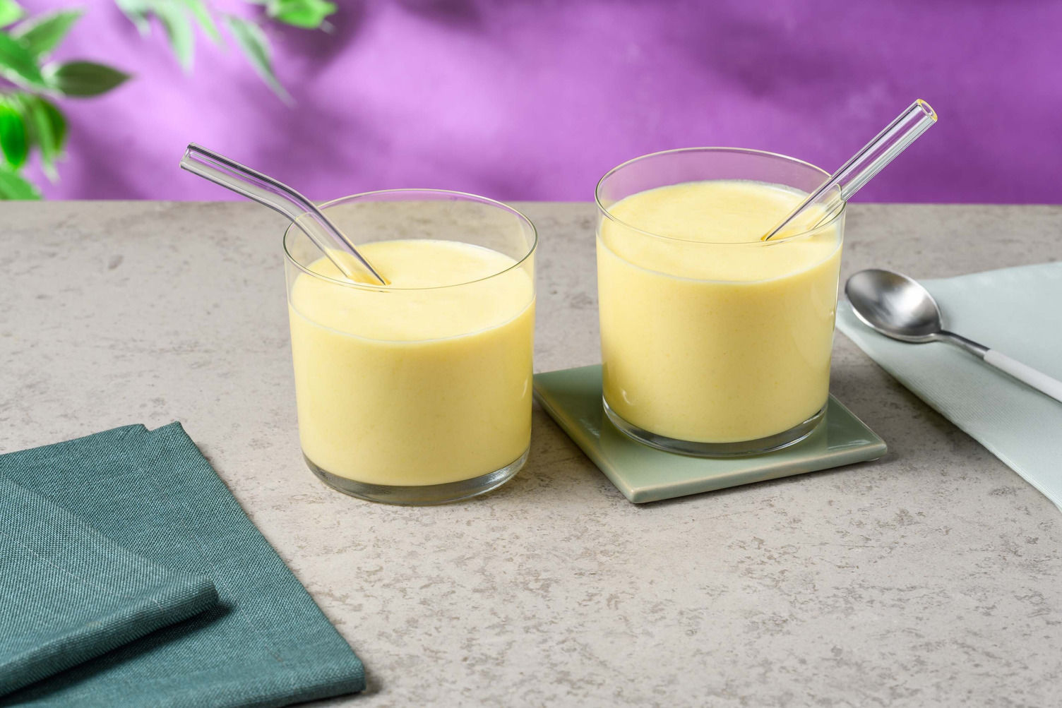 Selbstgemachter tropischer Smoothie mit Mango Rezept | HelloFresh