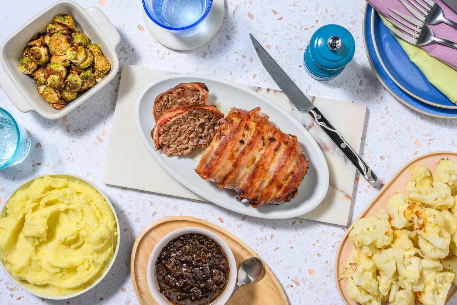 Pain de viande festif bardé de lard et jus à l'oignon Recette HelloFresh