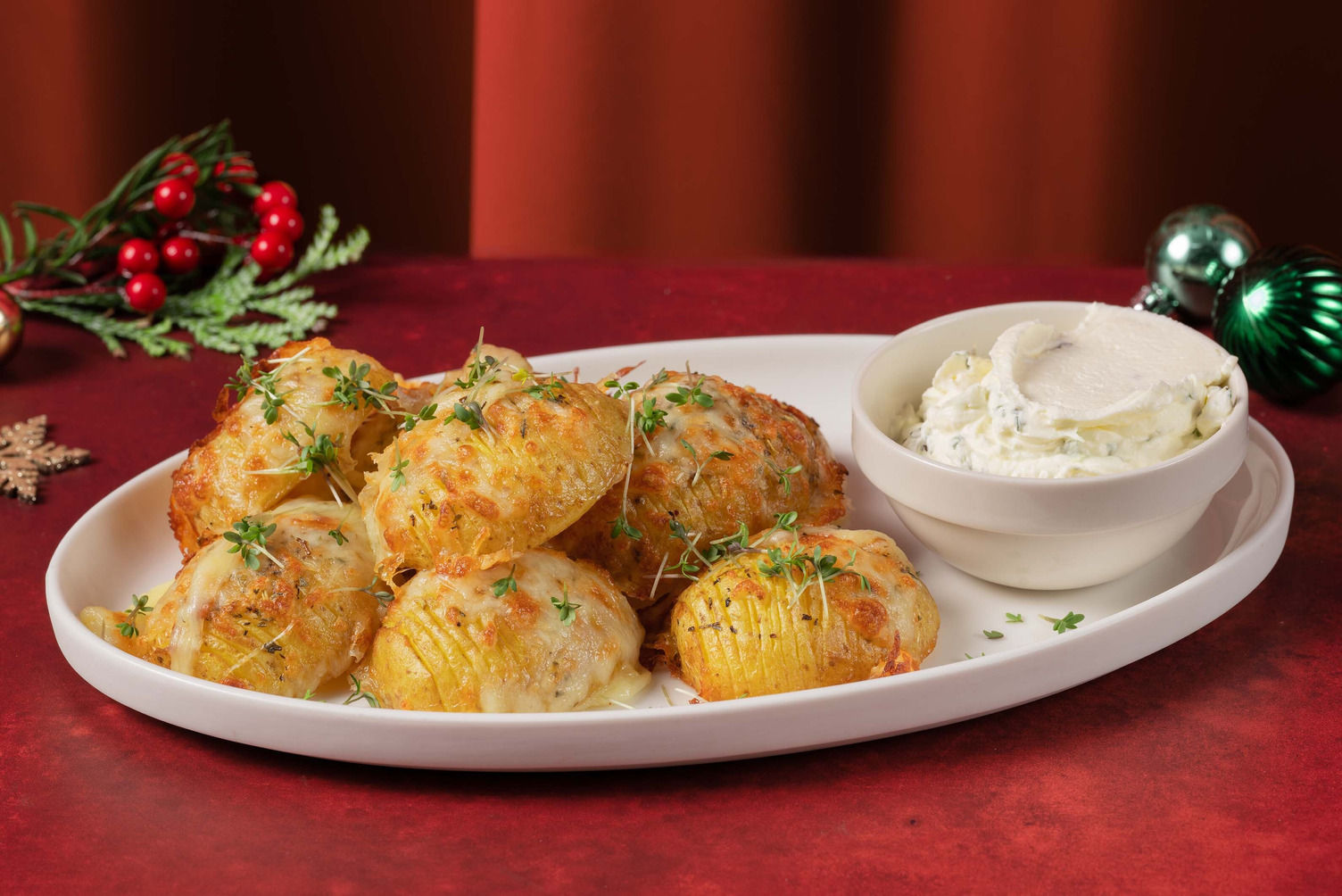 Käsige Hasselback-Kartoffeln mit Kresse-Dip Rezept | HelloFresh Käsige Hasselback-Kartoffeln mit Kresse-Dip Rezept | HelloFresh