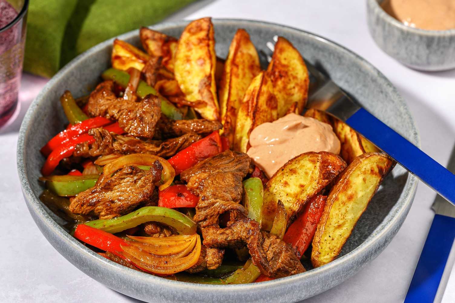 Rauchiges Steak mit Fajita-Gemüse Rezept | HelloFresh