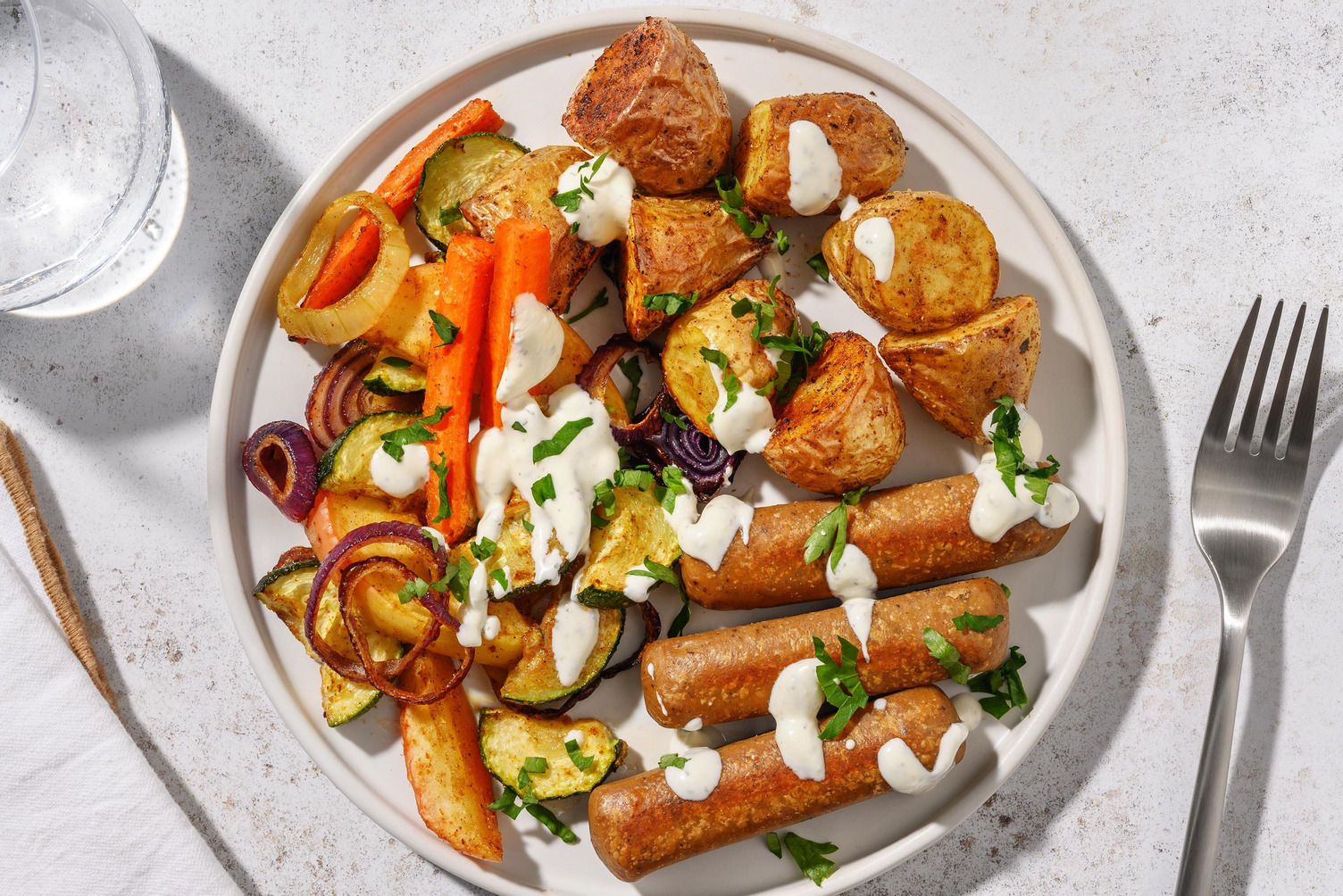 Veggie worstjes met geroosterde groenten Recept | HelloFresh