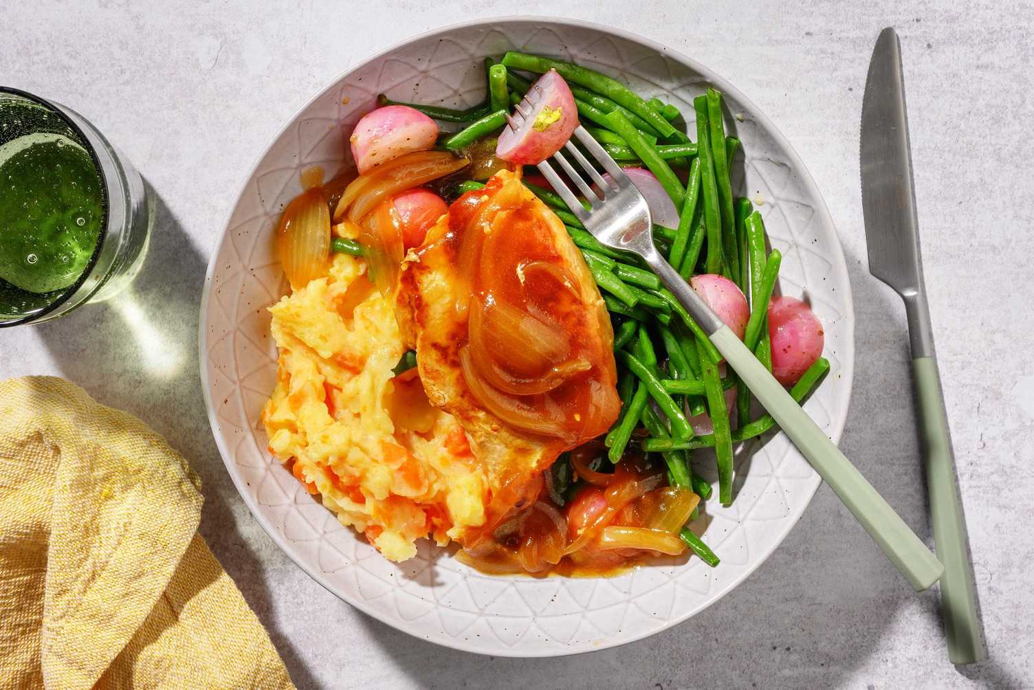 Bio-Schweinefilets in Senf-Zwiebel-Soße Rezept | HelloFresh