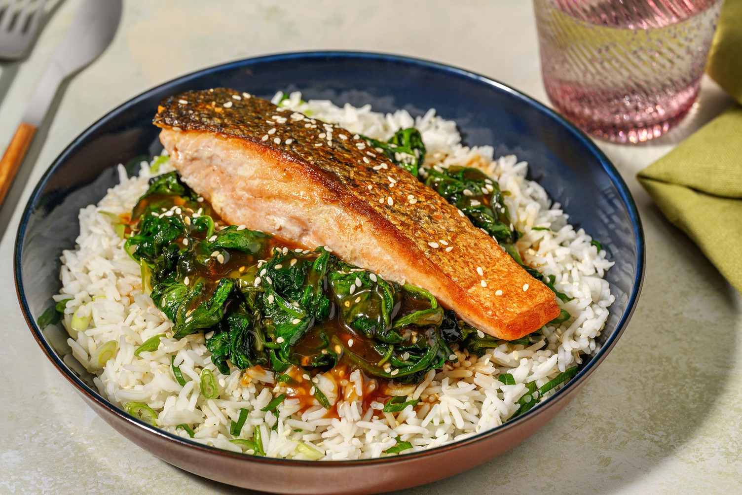 Lachs mit Spinat in süß-saurer Aprikosensoße Rezept | HelloFresh