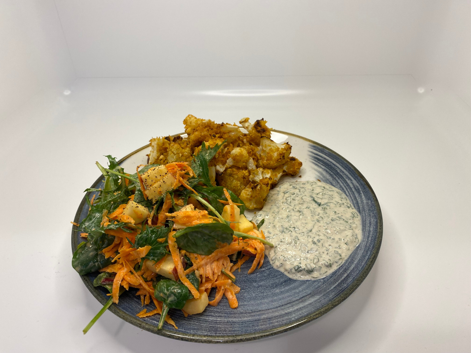 Panierter Blumenkohl mit Kräuterdip &amp; Salat Rezept | HelloFresh