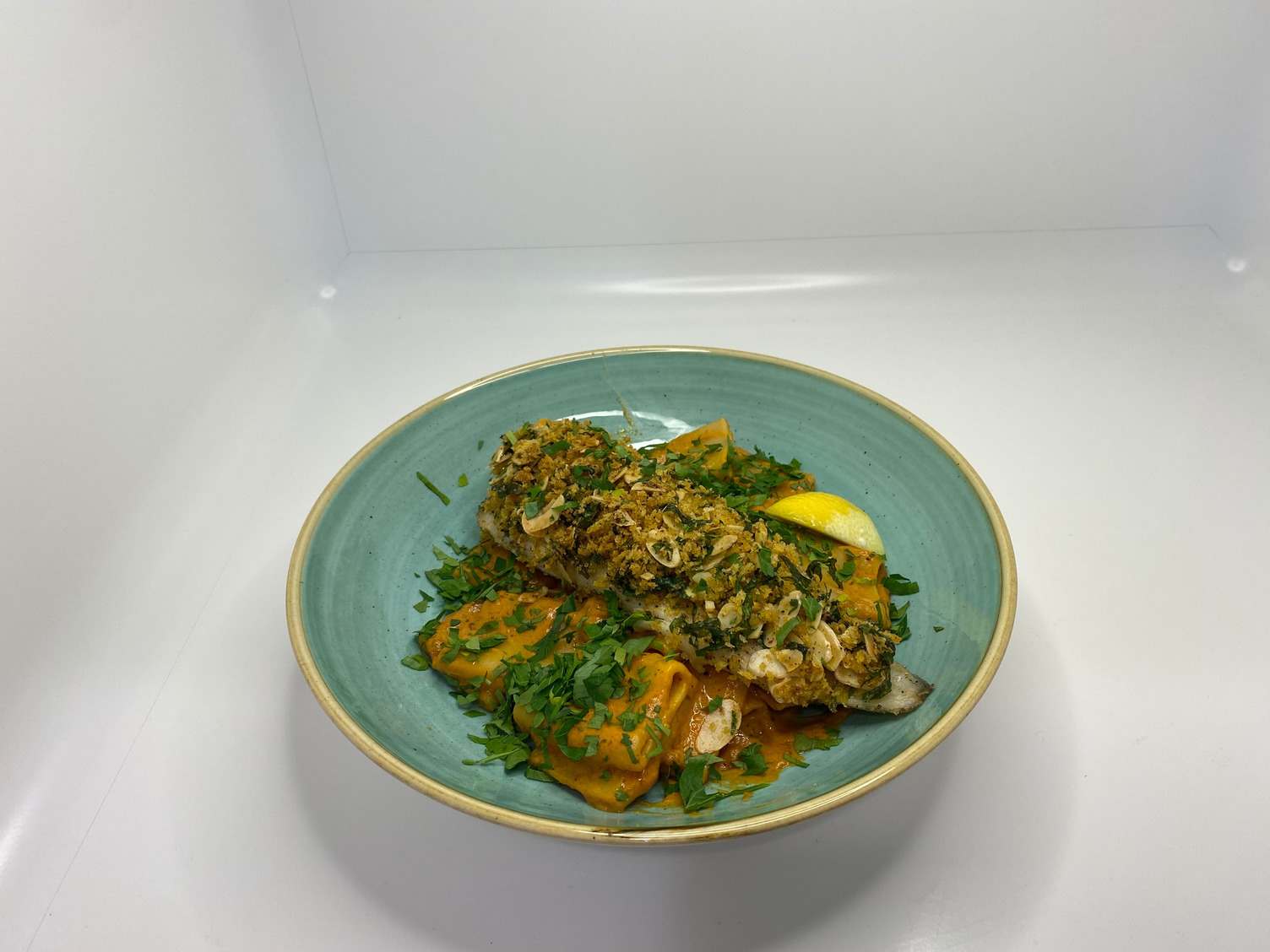 Dorade mit Mandel-Panko-Kruste auf frischen Paccheri Rezept | HelloFresh