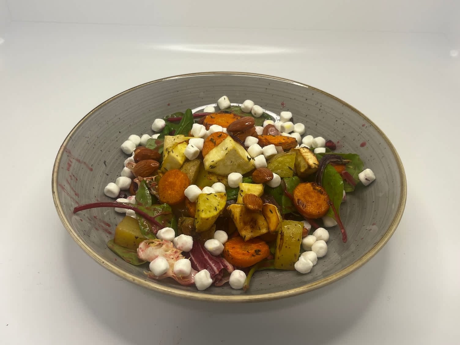 Wintersalat mit Mandelgitter Rezept | HelloFresh
