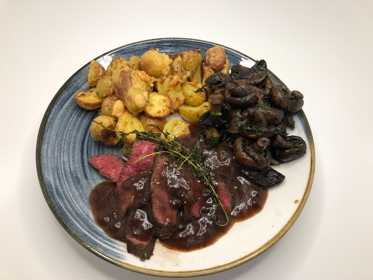 Rinderhüftsteak mit geschmorte Pilzen Rezept | HelloFresh