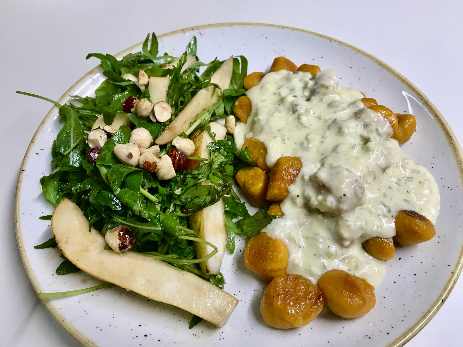 Rote-Bete-Gnocchi mit milder Blauschimmelkäse-Soße Rezept | HelloFresh